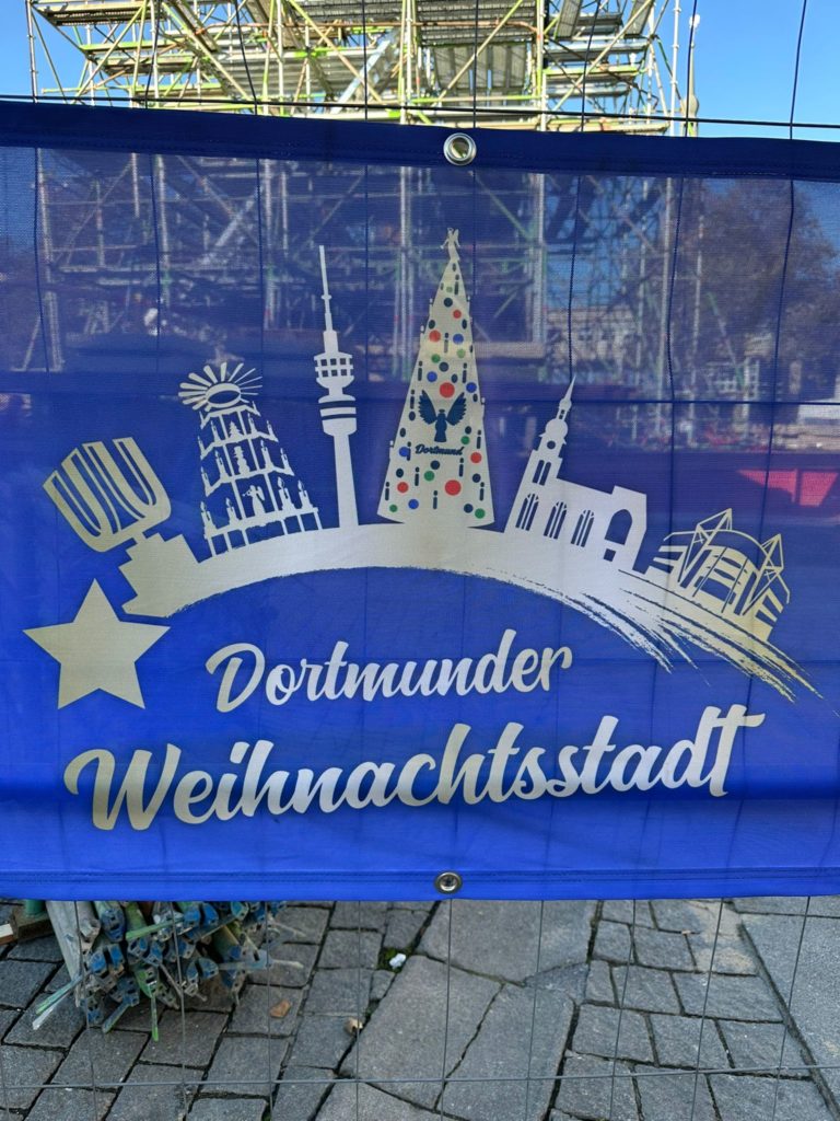 Die Errichtung des größten Weihnachtsbaums der Welt!