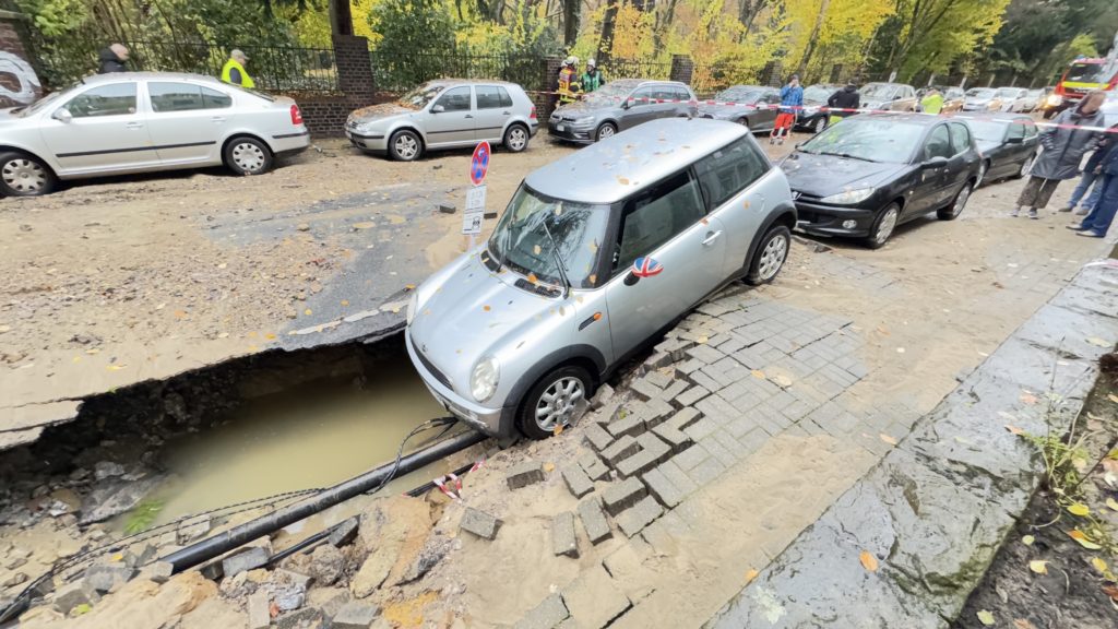 Unerwartetes Hochwasserchaos: Geplatztes Wasserrohr bringt den Verkehr im Eiltempo zum Erliegen