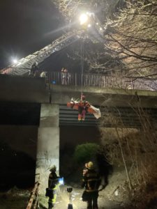 Mann stürzt von Brücke in Marten