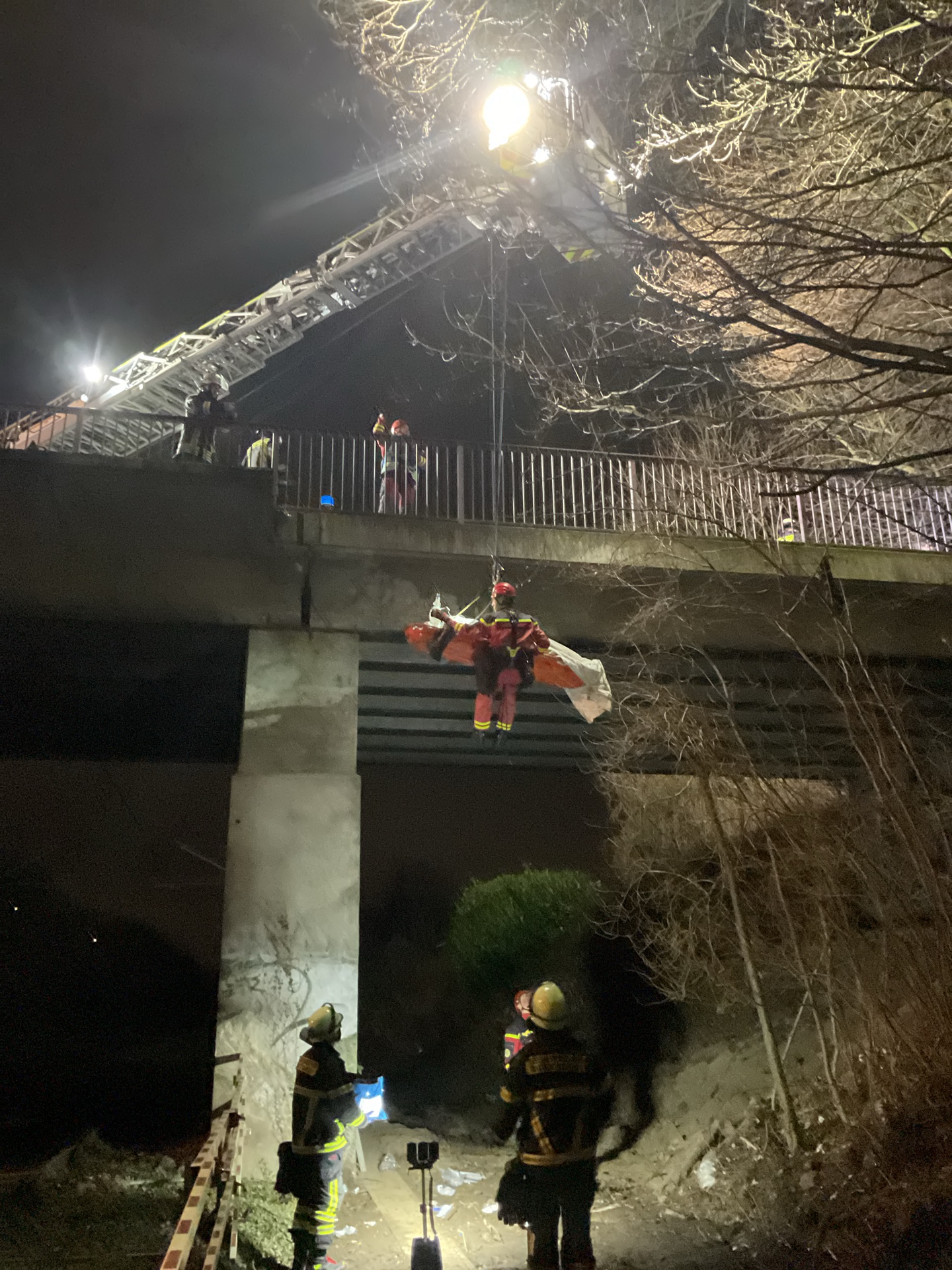 Mann stürzt von Brücke in Marten