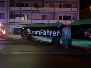 Elektro-Bus prallt gegen eine Hauswand in Dortmund Hörde